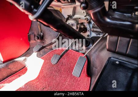 06 maggio 2020, Baden-Wuerttemberg, Rüsselsheim: I pedali di una Opel Kadett B di 50 anni nella fabbrica Opel di Rüsselsheim. Foto: Silas Stein/dpa Foto Stock