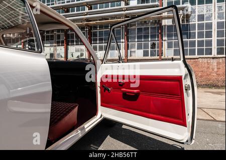 06 maggio 2020, Baden-Wuerttemberg, Rüsselsheim: La porta aperta di un'Opel Kadett B di 50 anni nella fabbrica Opel di Rüsselsheim. Foto: Silas Stein/dpa Foto Stock