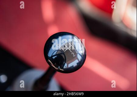 06 maggio 2020, Baden-Wuerttemberg, Rüsselsheim: La leva del cambio di una Opel Kadett B di 50 anni nella fabbrica Opel di Rüsselsheim. Foto: Silas Stein/dpa Foto Stock