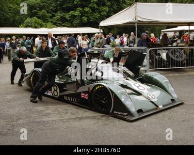 2002 Bentley EXP Speed 8 nell'area di assemblaggio al Goodwood Festival of Speed, luglio 12th 2002. L'unica vettura di entrata ha terminato il 4th. Piloti al Festival Andy Wallace e Derek Bell. Foto Stock