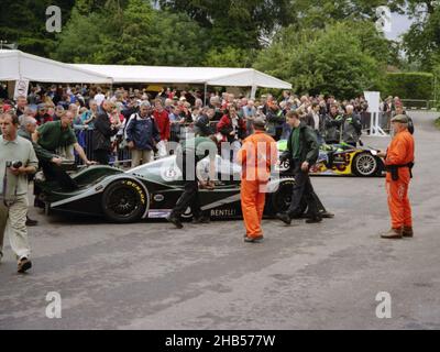 2002 Bentley EXP Speed 8 nell'area di assemblaggio al Goodwood Festival of Speed, luglio 12th 2002. L'unica vettura di entrata ha terminato il 4th. Piloti al Festival Andy Wallace e Derek Bell. Foto Stock