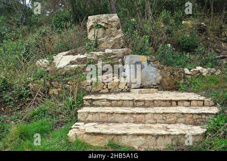 Fontana de la Pascuala nei monti Montblanc della regione Conca de Barbera Provincia di Tarragona, Catalogna, Spagna Foto Stock