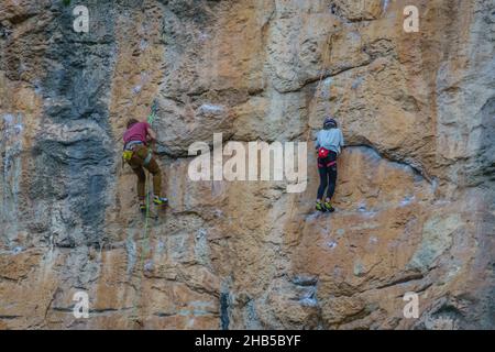 Padre e figlio vanno in arrampicata a Chulilla. Valencia. Dicembre 2021 Foto Stock