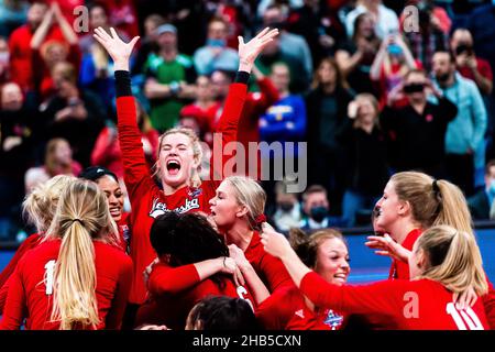 Columbus, Ohio, Stati Uniti. 17th Dic 2021. Il No.10 Huskers festeggia l'avanzamento al campionato su No.3 Pitt alla Nationwide Arena a Columbus Ohio, il 16 dicembre 2021. Il Nebraska ha vinto la partita 3-1. Credit: ZUMA Press, Inc./Alamy Live News Foto Stock