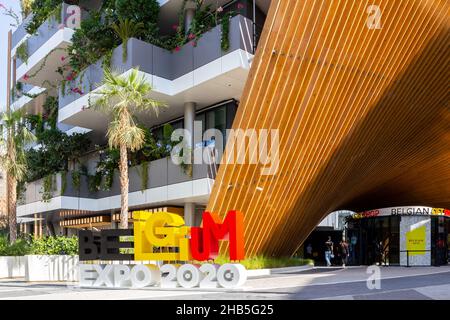 Dubai, Emirati Arabi Uniti, 09.12.2021. Belgium Pavilion all'Expo 2020 Dubai, edificio con facciata in legno, balconi e cartello Belgio di fronte. Foto Stock