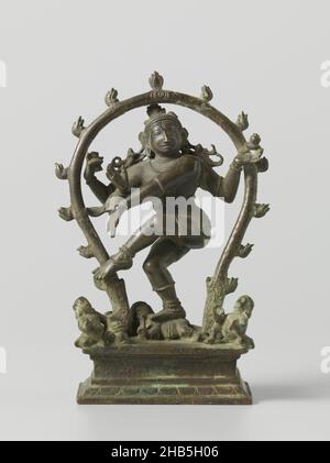 Shiva Nataraja, immagine della danza Shiva Nataraja in un alone di fiamma., anonimo, Zuid-India, c.. 1200 - c. 1300, bronzo (metallo), altezza 10,8 cm x larghezza 7,0 cm x profondità 3,9 cm Foto Stock