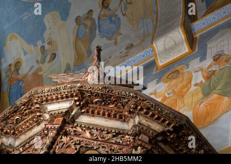 I murales decorativi coprono le pareti e i soffitti della Chiesa Ortodossa greca dell'Annunciazione, conosciuta anche come la Chiesa di San Gabriele o la Chiesa Greco Ortodossa di San Gabriele nella città di Nazareth nel Nord Israele Foto Stock