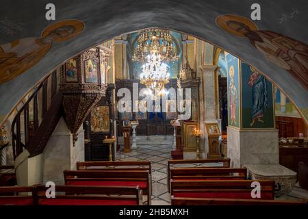 I murales decorativi coprono le pareti e i soffitti della Chiesa Ortodossa greca dell'Annunciazione, conosciuta anche come la Chiesa di San Gabriele o la Chiesa Greco Ortodossa di San Gabriele nella città di Nazareth nel Nord Israele Foto Stock