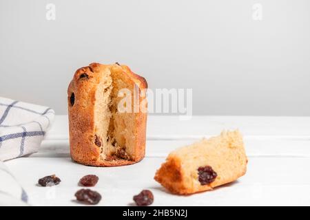 Panettone, tradizionale torta di natale italiana su tavola di legno bianco con spazio per la copia Foto Stock