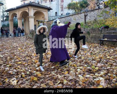 Ecologist bambini ragazze che giocano per salvare il pianeta come pollivi tossici malvagi la terra rappresentata da viola persona attrice Antonia Stradivari Foto Stock