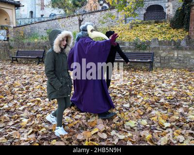 Ecologist bambini ragazze che giocano per salvare il pianeta come pollivi tossici malvagi la terra rappresentata da viola persona attrice Antonia Stradivari Foto Stock