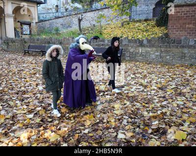 Ecologist bambini ragazze che giocano per salvare il pianeta come pollivi tossici malvagi la terra rappresentata da viola persona attrice Antonia Stradivari Foto Stock