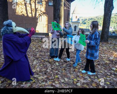 Ecologist bambini ragazze che giocano per salvare il pianeta come pollivi tossici malvagi la terra rappresentata da viola persona attrice Antonia Stradivari Foto Stock