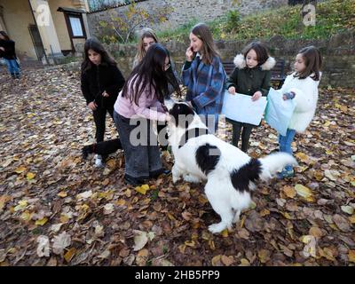 Ecologist bambini ragazze che giocano per salvare il pianeta come pollivi tossici malvagi la terra rappresentata da viola persona attrice Antonia Stradivari Foto Stock