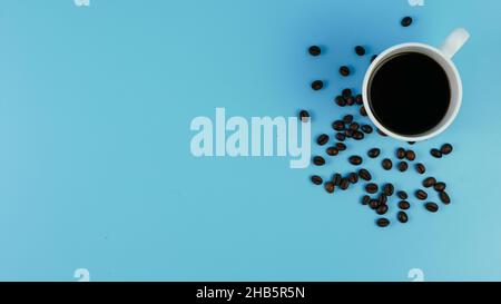 una tazza di caffè nero, caffè torrefatto in chicchi isolato. bevanda mattutina. pronto per il lavoro Foto Stock