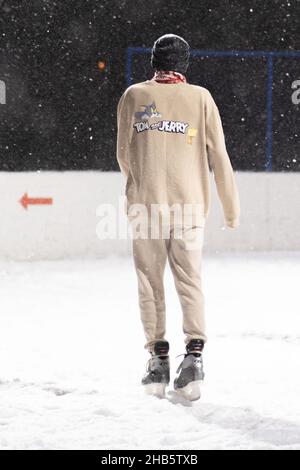 24.11.2021. Nevicate pesanti a Mosca. Persone con bambini su una pista di pattinaggio vicino al parco Tsaritsyno. Foto di alta qualità. Forti nevicate hanno sepolto Mosca in enormi cumuli di neve, interrompendo il trasporto, ritardando i voli e rendendo difficile muoversi per i pedoni che lottano contro forti venti e temperature Foto Stock