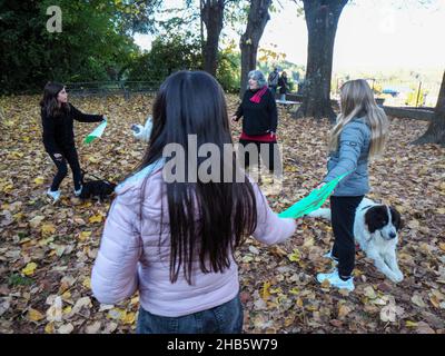 Ecologist bambini ragazze che giocano per salvare il pianeta come pollivi tossici malvagi la terra rappresentata da viola persona attrice Antonia Stradivari Foto Stock