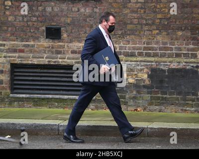 Londra, Regno Unito, 14th dicembre 2021. Capo Whip Mark Spencer lascia No 10 Downing Street dopo la riunione settimanale del gabinetto indossando una maschera. Foto Stock