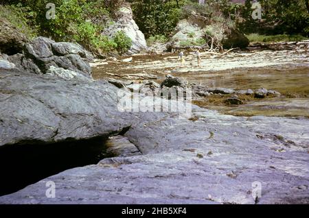 Due insegnanti di donne britanniche espatriate che camminano sulla spiaggia della costa, Balandra, Trinidad, 1963 Foto Stock