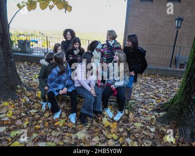 Ecologist bambini ragazze che giocano per salvare il pianeta come pollivi tossici malvagi la terra rappresentata da viola persona attrice Antonia Stradivari Foto Stock