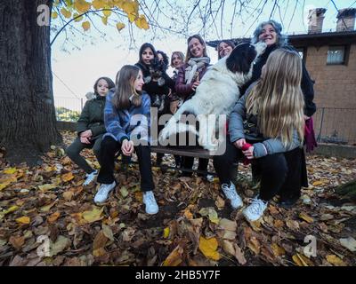 Ecologist bambini ragazze che giocano per salvare il pianeta come pollivi tossici malvagi la terra rappresentata da viola persona attrice Antonia Stradivari Foto Stock