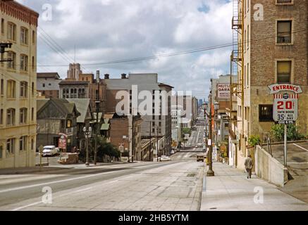 Una delle famose strade su una ripida collina, San Francisco, California, USA nel 1959 Foto Stock