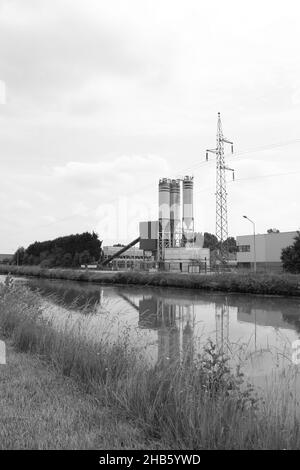 Colpo verticale del canale di Damme e del canale navigabile in Belgio Foto Stock