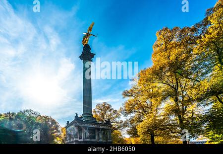 Angelo della Pace a Monaco in autunno con sole e bellissime nuvole sullo sfondo Foto Stock