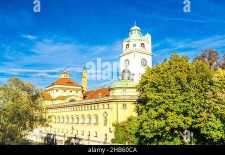 Bagno pubblico Muellersches Volksbad al fiume Isar, Monaco, Germania Foto Stock