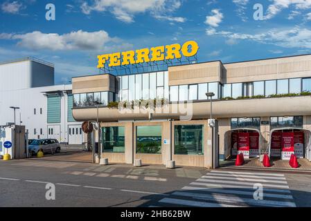 Alba, Cuneo, Italia - 12 ottobre 2021: Ingresso principale alla fabbrica Ferrero di via Vivaro, è famosa fabbrica di dolciumi Foto Stock