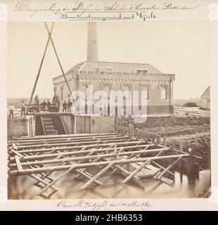 Benedenstoomgemaal Met Vijzels, Cappelle aan den IJssel den 14 Mei 1869 (title on Object), Droogmaking der Plassen in Schieland beoosten Rotterdam (series title on Object), Stoomgemaal te Capelle aan den IJssel op 14 mei 1869. Parte di una serie di dieci fotografie della bonifica del 1867-1869 degli stagni di Schieland a est di Rotterdam., Jacobus van Gorkom jr. (Menzionato sull'oggetto), Rotterdam, 14-Maggio-1869, supporto fotografico, cartone, stampa albume, altezza 239 mm x larghezza 273 mm Foto Stock