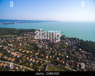 Vista aerea del lago Balaton e della città di Tihany Foto Stock