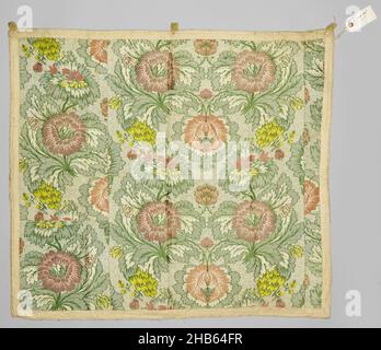 Abito o stoffa di seta broccata, Abito o stoffa di seta broccata in tessuto satinato con effetto liseré, rifinito con tessuto di nastro di seta beige e foderato con cotone color écruk. Dessin: Due tendri opposti costituiti da foglie di grande scala e due fiori di ditto tra i quali un grande fiore pendente e due fiori più piccoli in verde, due colori rosa, salmone, giallo (broccato), bianco (liseré), blu, verde (tessuto macinato). Il disegno appartiene al gruppo dei cosiddetti disegni naturalistici. Il tessuto è costituito da quattro frammenti, probabilmente fatti in moquette o stoffa nel ventesimo secolo. Stampigliato su Foto Stock