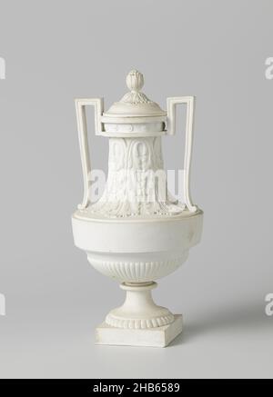 Urna di biscotto, Luigi XVI, bianco con orecchie diritte, Urn di biscotto, Luigi XVI, bianco con orecchie dritte. Parte di una coppia. Marco impressionato sul lato del piede: Ma(nufactu), re de Mer le duc d'Angouleme a Paris., Manufacture de Monsieur le Duc, Paris, c. 1780 - c. 1790, biscotto (porcellana, materiale), diametro 13,8 cm x altezza 25,3 cm Foto Stock