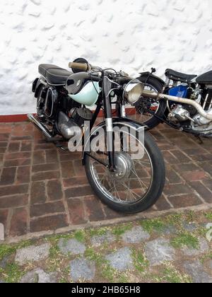 LOMAS DE ZAMORA - BUENOS AIRES, ARGENTINA - 05 dic 2021: Colpo di una moto Autorunion DKW RT 175 1954-1958. CADEAA 2021 spettacolo di classici. Foto Stock