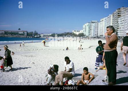 Persone alla spiaggia Copacabana, Rio de Janeiro, Brasile, Sud America 1962 Foto Stock