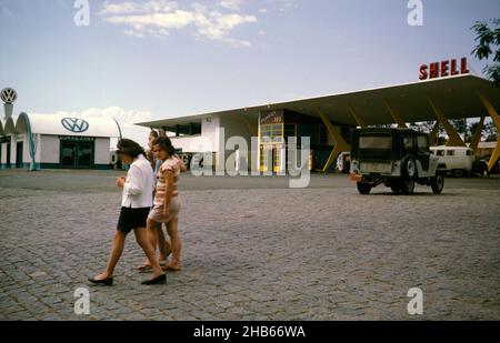 Stazione di benzina Shell vicino a San Paolo, Brasile, 1962 concessionaria auto Volkswagen in background Foto Stock