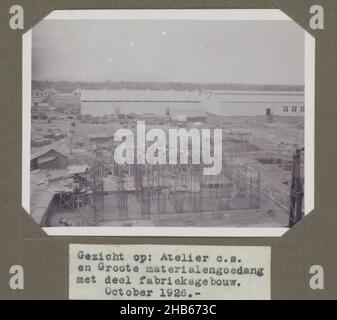Vista di: Atelier c.s. e Groote materialsengoedang con costruzione in parte fabbrica. Ottobre 1926. (Titolo in oggetto), Vista di vari edifici e capannoni in costruzione nei terreni della fabbrica, ottobre 1926. Parte dell'album fotografico con foto della costruzione della fabbrica di zucchero a Goenoengsari su Giava orientale da parte della Handels Vereniging Amsterdam 1926-1927., anonymous, Oost-Java, ott-1926, supporto fotografico, stampa in argento gelatina, altezza 85 mm x larghezza 107 mm Foto Stock