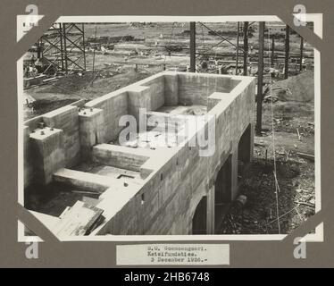 S.O. Goenoengsari. Fondazioni di caldaie. Dicembre 3, 1926. (Titolo sull'oggetto), le fondamenta in cemento armato per la stazione di caldaia, 3 dicembre 1926. Parte dell'album fotografico con foto della costruzione della fabbrica di zucchero a Goenoengsari su Giava orientale da parte della Handels Vereniging Amsterdam 1926-1927., anonymous, Oost-Java, dic-1926, supporto fotografico, stampa in argento gelatina, altezza 171 mm x larghezza 230 mm Foto Stock