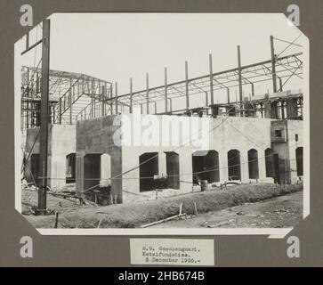 S.O. Goenoengsari. Fondazioni di caldaie. Dicembre 3, 1926. (Titolo sull'oggetto), le fondamenta in cemento armato per la stazione di caldaia, 3 dicembre 1926. Parte dell'album fotografico con foto della costruzione della fabbrica di zucchero a Goenoengsari su Giava orientale da parte della Handels Vereniging Amsterdam 1926-1927., anonymous, Oost-Java, dic-1926, supporto fotografico, stampa in argento gelatina, altezza 173 mm x larghezza 230 mm Foto Stock