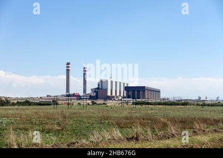 Centrale a carbone Kusile, Mpumalanga, Sudafrica, in una giornata di cielo azzurro Foto Stock