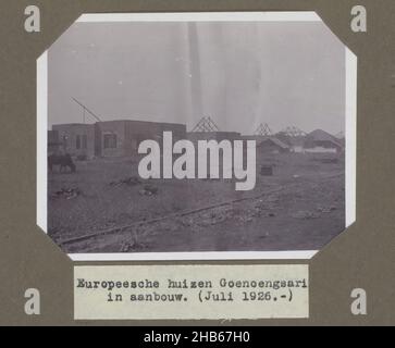 Case europee Goenoengsari in costruzione. (Luglio 1926.) (Titolo in oggetto), costruzione delle case per il personale europeo della fabbrica, luglio 1926. Parte dell'album fotografico con foto della costruzione della fabbrica di zucchero a Goenoengsari su Giava orientale da parte della Handels Vereniging Amsterdam 1926-1927., anonymous, Oost-Java, lug-1926, supporto fotografico, stampa in argento gelatina, altezza 85 mm x larghezza 107 mm Foto Stock