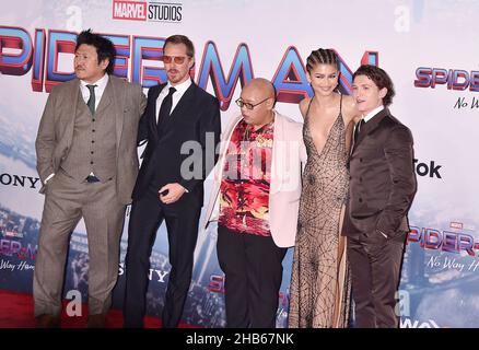 LOS ANGELES, CA - 13 DICEMBRE: (L-R) Benedetto Wong, Benedetto Cumberbatch, Jacob Batalon, Zendaya e Tom Holland partecipano al Sony Pictures 'Spider-Man: No Way Home' Los Angeles Premiere al Regency Village Theatre il 13 dicembre 2021 a Los Angeles, California. Foto Stock