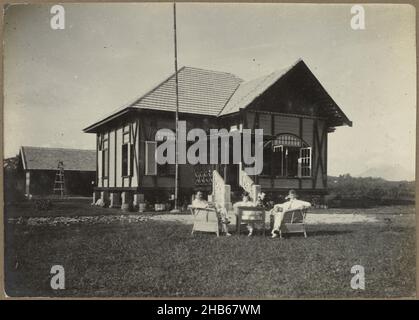 Casa di campagna a Berastagi, la casa di campagna a Berastagi. Riphagen seduto con un uomo e una donna in sedie da giardino di fronte alla casa. Foto nell'album fotografico della ditta olandese Bennink e Riphagen a Medan negli anni ca. 1914-1919., anonimo, Sumatra, 1914 - 1919, supporto fotografico, stampa in argento gelatina, altezza 118 mm x larghezza 166 mm Foto Stock