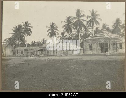 Costruzione di un complesso edilizio, Vista di un cantiere con un gruppo di edifici in costruzione, probabilmente a Medan. Foto nell'album fotografico della ditta olandese Bennink e Riphagen a Medan negli anni ca. 1914-1919., anonimo, Medan, 1914 - 1919, supporto fotografico, stampa in argento gelatina, altezza 120 mm x larghezza 166 mm Foto Stock