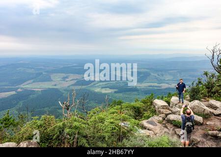 Escursionisti al punto di vista della finestra di Dio lungo la strada panoramica, Mpumalanga, Sudafrica Foto Stock