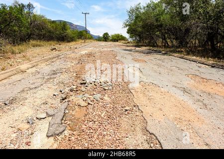 Potholes e distrutta strada al Blyde River Canyon, Mpumalanga, Sudafrica Foto Stock