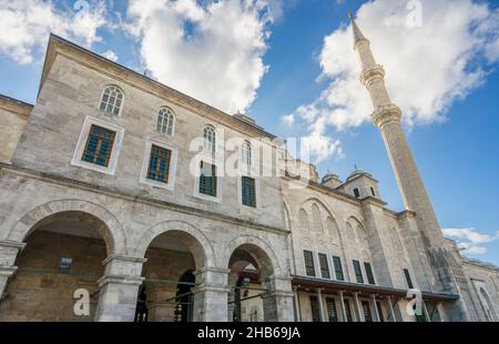 Una vista panoramica della Moschea Fatih di Istanbul. La moschea Fatih è una moschea ottomana situata nel distretto di Fatih, in Turchia. Foto Stock