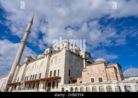 Moschea Fatih (Fatih Camii) in una giornata di sole a Istanbul. La moschea Fatih è una moschea ottomana situata nel distretto di Fatih, in Turchia. Foto Stock