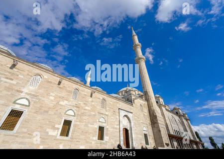 Vista grandangolare della Moschea Fatih (Moschea del Conquistatore) in una giornata di sole ad Istanbul. La moschea Fatih è una moschea ottomana situata nel distretto di Fatih a Istanbul, Foto Stock
